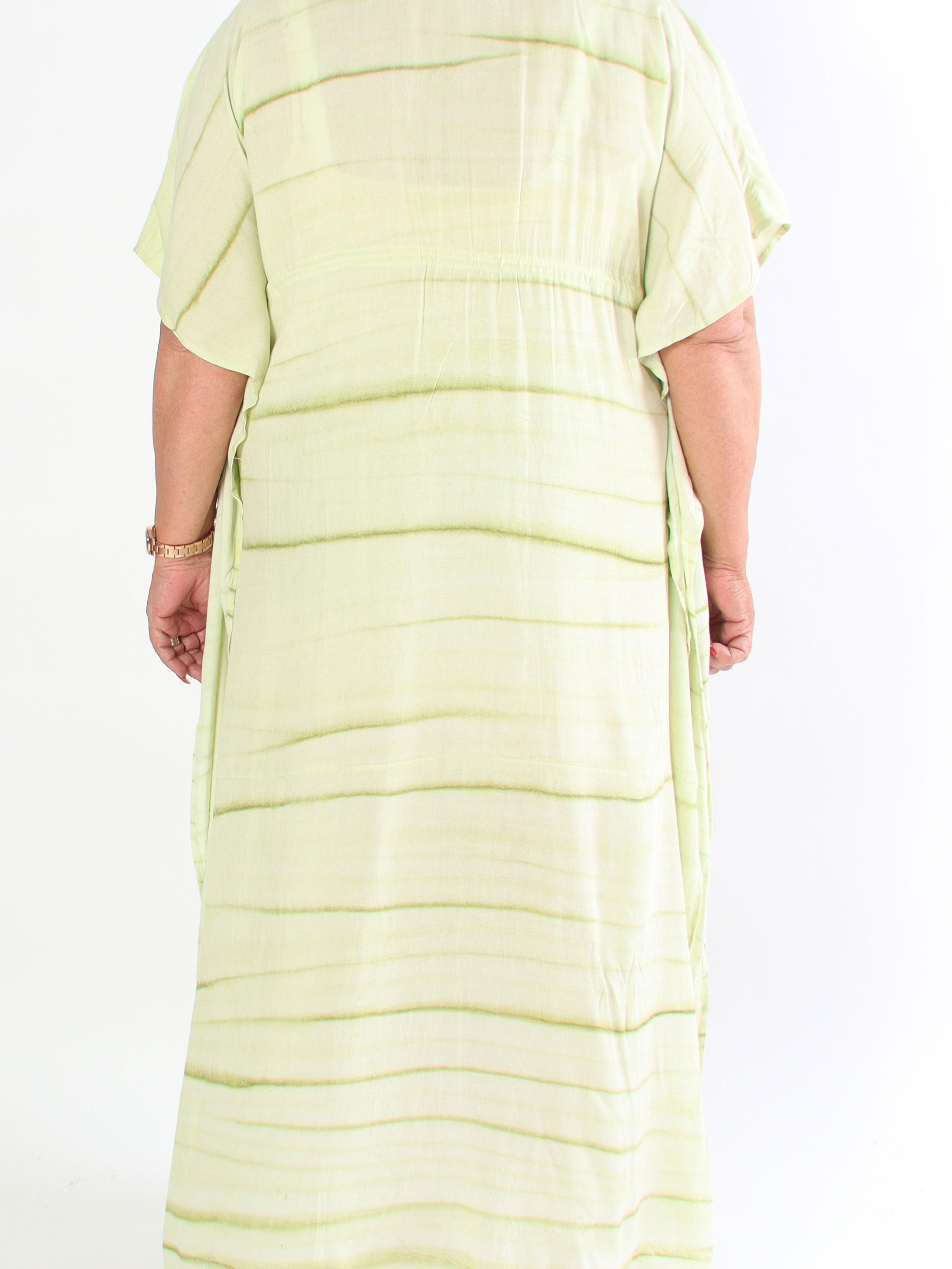 Avery - Plus size-klänning i viskos med pärlor och spets vid bröstet